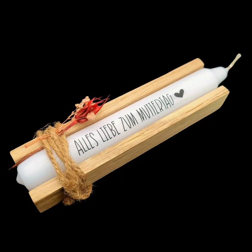 Weiße Kerze mit Aufdruck weiße Kerze mit Aufdruck alles liebe zum Muttertag in Holzbox mit Schnur umwickelt und Trockenblumen